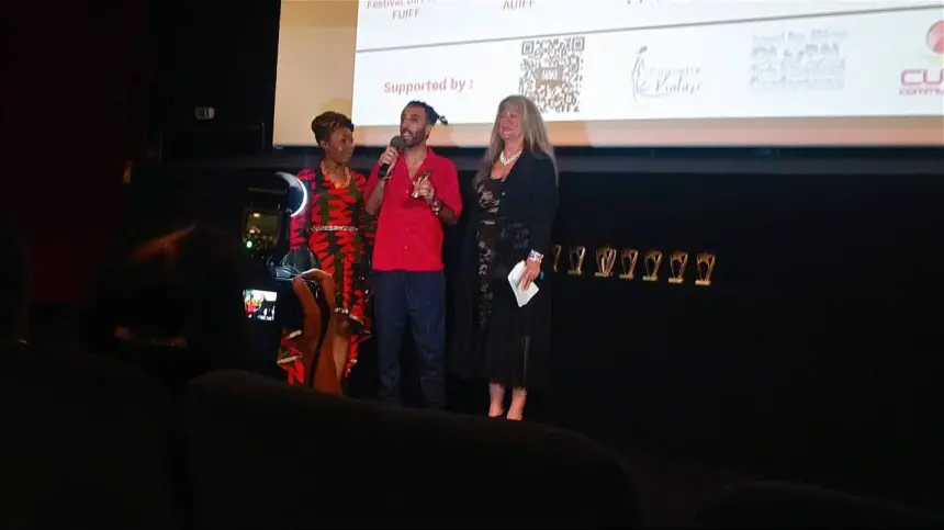 الممثل وصانع الأفلام المغربي الواعد عمر ضنايا يفوز بجائزة "أفضل فيلم تجريبي" في مهرجان كان الفرنسي