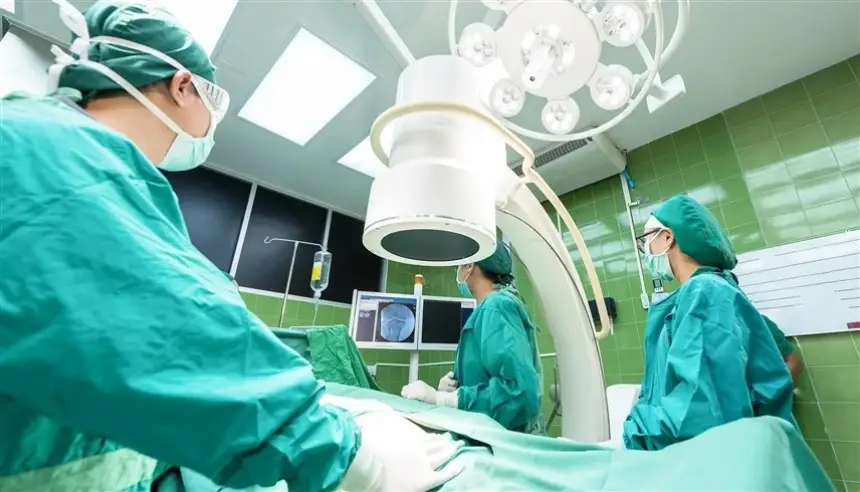 السعودية تسجّل أول عملية زراعة قوقعة بالأذن بتقنية اليد الروبوتية