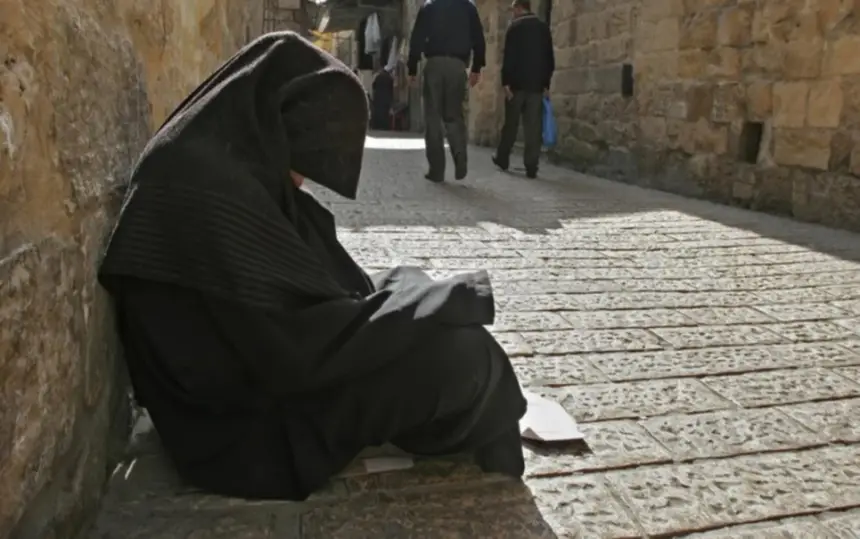 متسولة تسرق 10 آلاف درهم من زبون ملهى ليلي بمراكش والأمن يتدخل