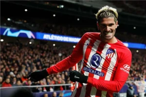 النجم العالمي دي بول يختار منتجعًا فاخرًا بتطوان لقضاء عطلته الصيفية ويخطف الأنظار بساحل تمودة باي