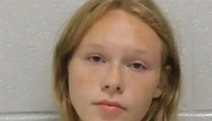 جريمة صادمة.. فتاة تقتل والدتها وزوجها وتسلم نفسها للشرطة