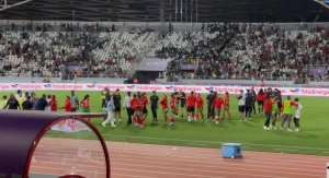 لاعبات المنتخب المغربي يتبادلن التحية مع الجماهير بعد الفوز على السنغال والتأهل للدور الثاني