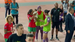 لقطة جميلة لغزلان الشباك مع ابنة أخيها بعد نهاية مباراة السنغال