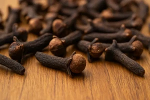 مضغ حبة قرنفل يوميًا… 5 فوائد صحية تدعم الكبد والمناعة والهضم