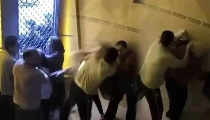 فيديو صادم يوثّق اعتداءً على طبيبتين ووالدتهما في مصر