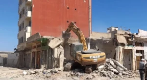 السلطات المحلية بالبيضاء تشرع في عملية هدم محلات تجارية وعمارات بـ"البحيرة" بالمدينة القديمة