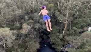 قفزة نحو الموت.. غواص شاب ينجو بأعجوبة بعد محاولة خطيرة لتحطيم رقم قياسي