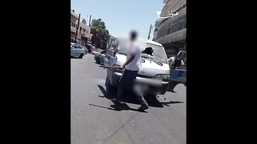 تحطيم حافلة بعصا أثناء مشاجرة بين سائقين في الأردن