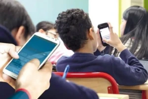 بعد تفشي "إدمان الهواتف" وسط التلاميذ.. وزارة التعليم تتحرك وتعد دليلاً صارماً يحدد المسموح والممنوع داخل الأقسام