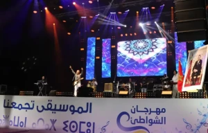 وسط حضور جماهيري غفير.. سعيد موسكير يشعل المضيق في افتتاح مهرجان الشواطئ لاتصالات المغرب
