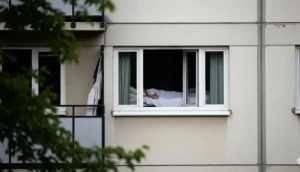 وفاة غريبة.. شاب هندي يسقط من سريره عبر النافذة ويلقى حتفه