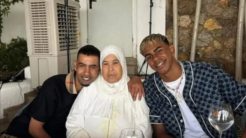 لامين جمال يهدي والده هدية فاخرة في عيد ميلاده الـ18