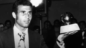 "الفيفا" تحتفي بأسطورة الكرة المغربية أحمد فرس وتعزي في وفاته