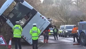 مصرع طالب وإصابة 21 آخرين في حادث مأساوي لحافلة مدرسية ببريطانيا