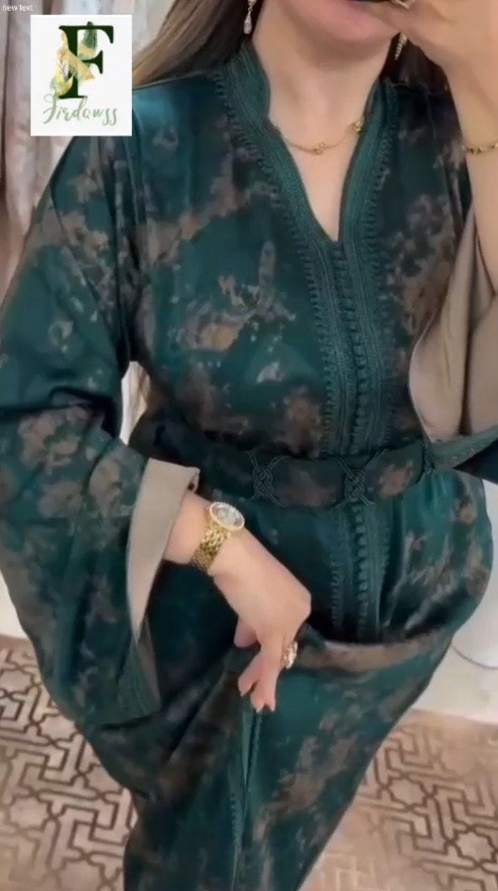 الجديد دائمًا والحصري عند فردوس 🌟  قفطان هماوي مخدوم بأجود أنواع توب الكمخة كليتي، طووووب كمخة حرير طايح ✨  قفطان أنيق للأفراح والمناسبات، تألقي سيدتي 👗👑  شي حاجة ديال لحظور 👀  طاي: M L XL 2XL 📏  تمن جد مناسب مقارنة مع الجودة 💰