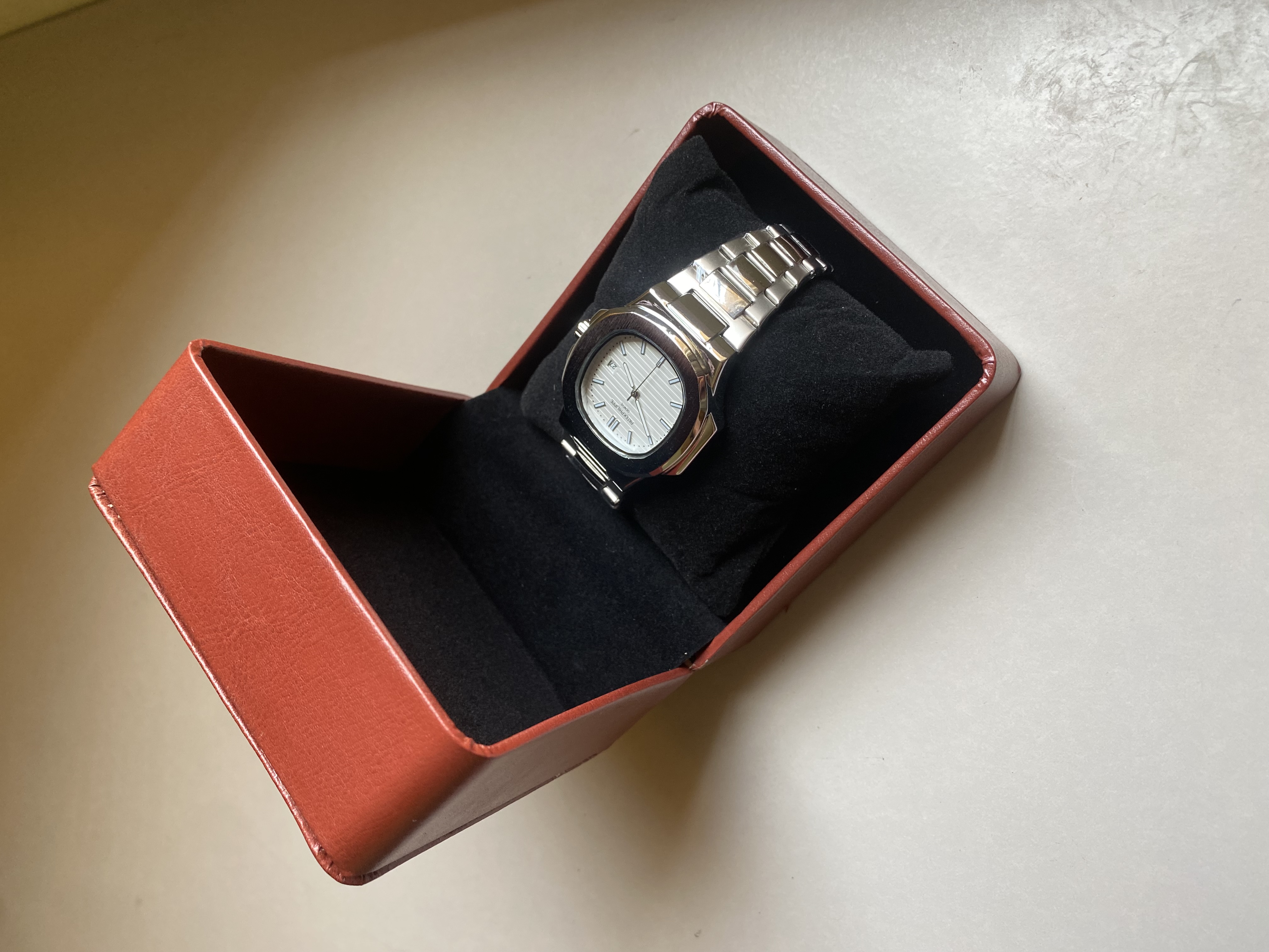 ساعة اليد Patek Philippe جديدة و بثمن مناسب
