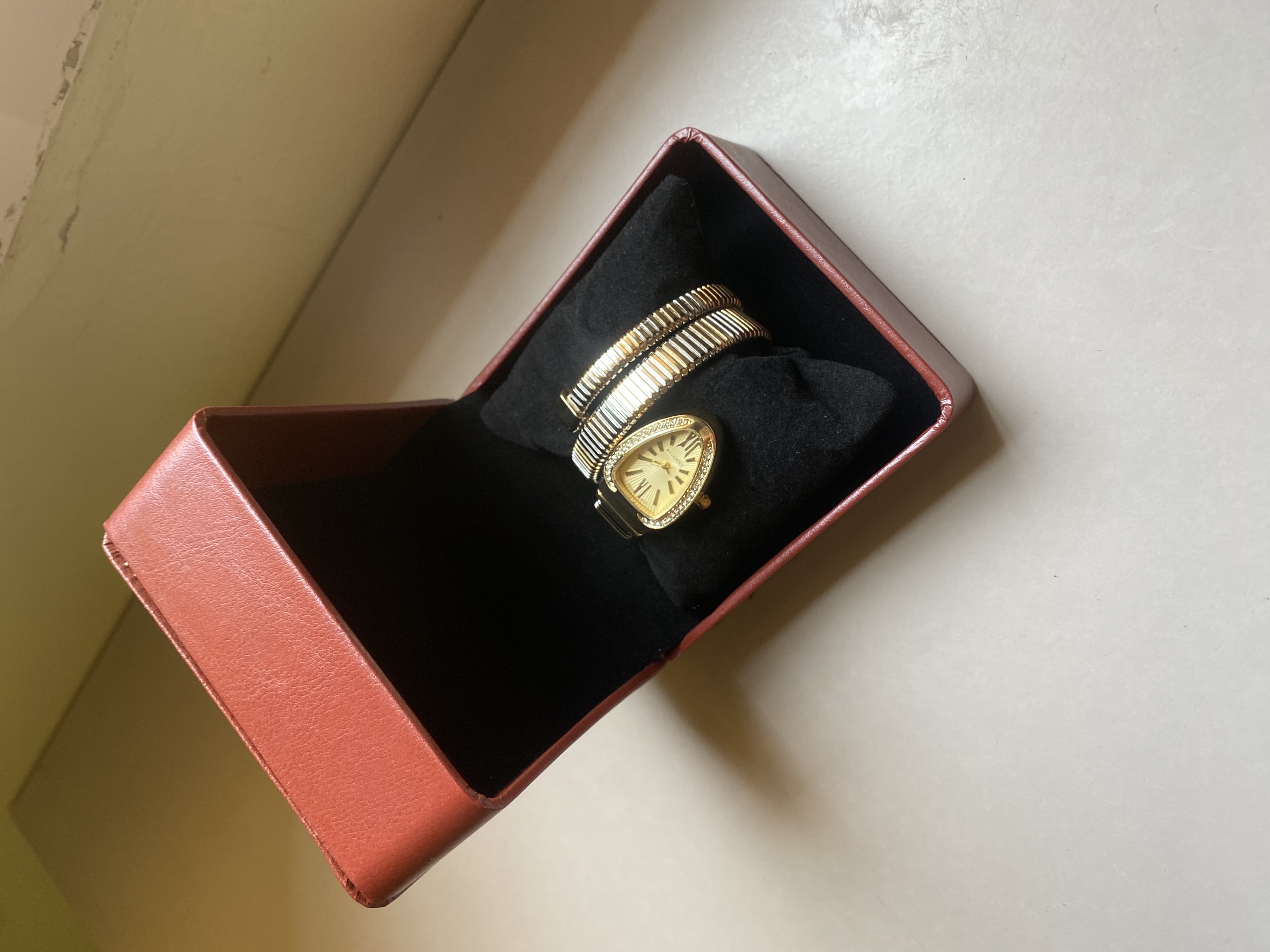 ساعة Bulgari جذابة و أنيقة للنساء بثمن مناسب و جودة عالية ✅ و متوفرة بكل الألوان