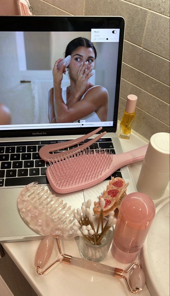💎✨ Glow Up Reminder ✨💎 Glow up isn’t only about looks, it’s about mind, soul, and energy. 🌷 Take care of your skin 📚 Read and learn something new 💪 Move your body every day 💖 Protect your peace and stay around positive people 🌟 Love yourself and your grow