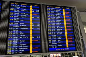 هونغ كونغ تعلن حالة التأهب القصوى وتعلّق 500 رحلة جوية مع اقتراب الإعصار "ويفا"