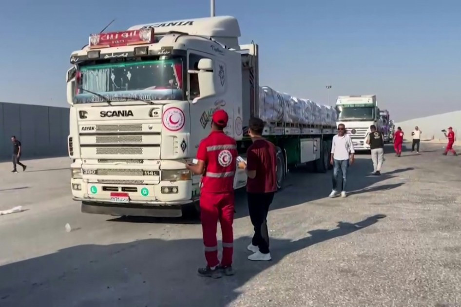 بدء عبور قوافل مساعدات باتجاه قطاع غزة عبر معبر رفح (ا ف ب)