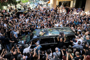 لبنان يودّع زياد الرحباني...ومحبّوه يواكبون نقل جثمانه بأغنياته