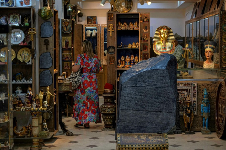العاملون بالسياحة في مصر يعانون في انتظار افتتاح المتحف الكبير