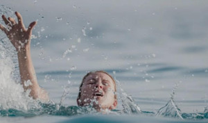 غرق امرأة أربعينية بشاطئ رأس الرمل (بيليكروصا) وإنقاذ أخرى كانت برفقتها.