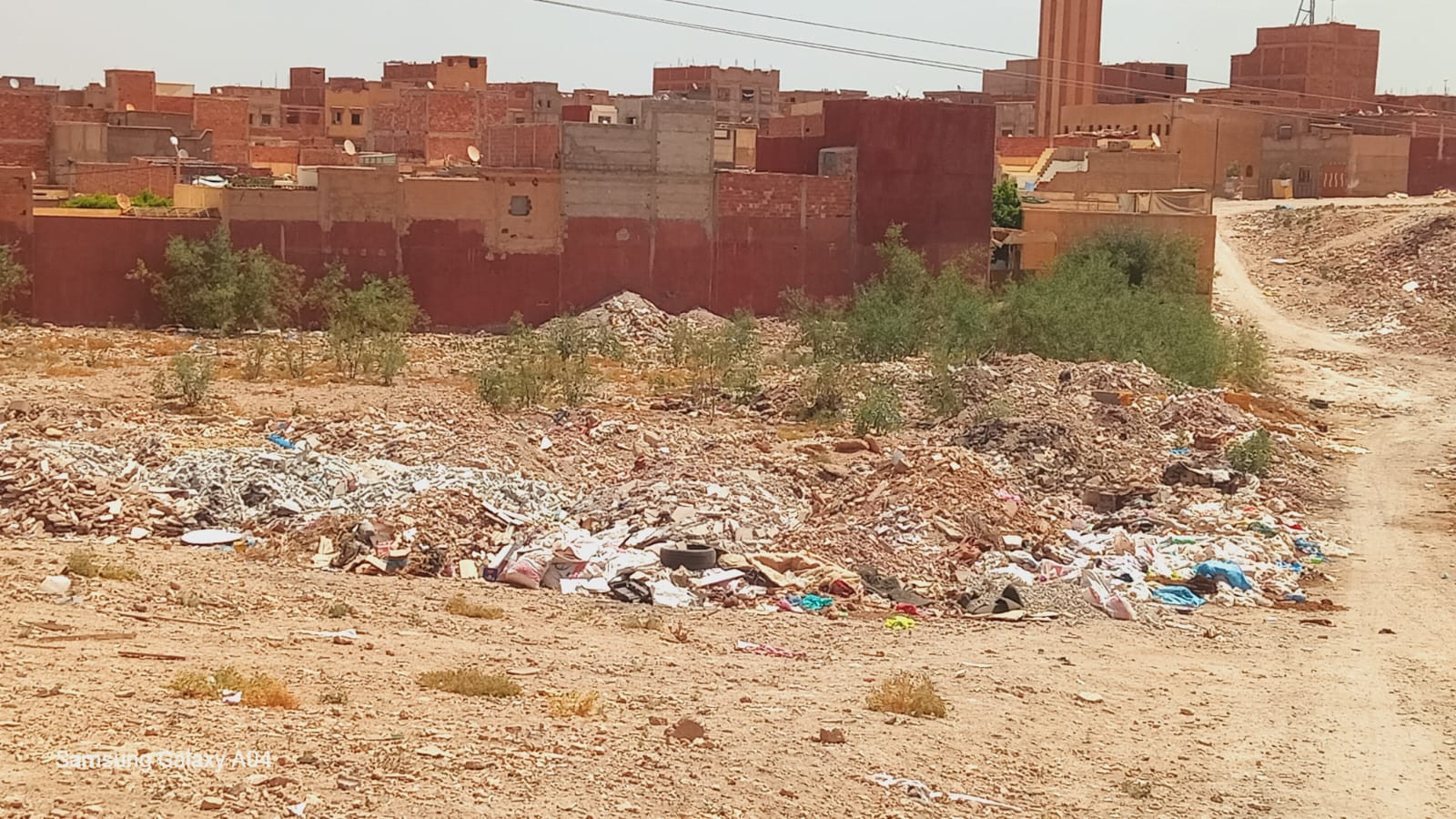 أزمة النفايات في حي الحسني الوفاق 2 بوجدة: معاناة يومية تحتاج إلى تدخل عاجل