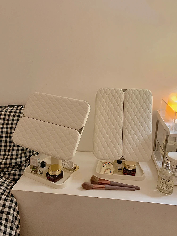 مرآة مكياج LED ثلاثية الطي تمنحك رؤية واضحة من كل الزوايا