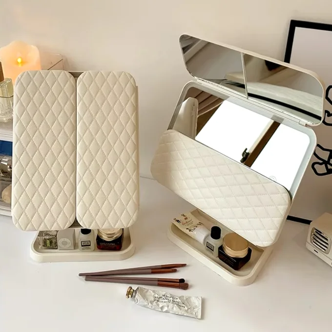 مرآة مكياج LED ثلاثية الطي تمنحك رؤية واضحة من كل الزوايا