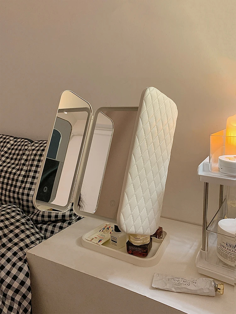 مرآة مكياج LED ثلاثية الطي تمنحك رؤية واضحة من كل الزوايا