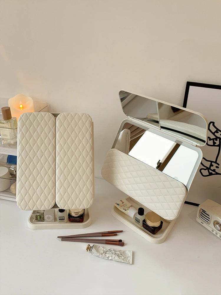 مرآة مكياج LED ثلاثية الطي تمنحك رؤية واضحة من كل الزوايا