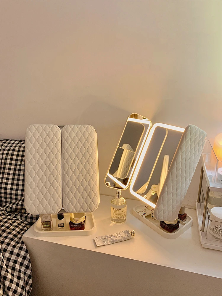 مرآة مكياج LED ثلاثية الطي تمنحك رؤية واضحة من كل الزوايا