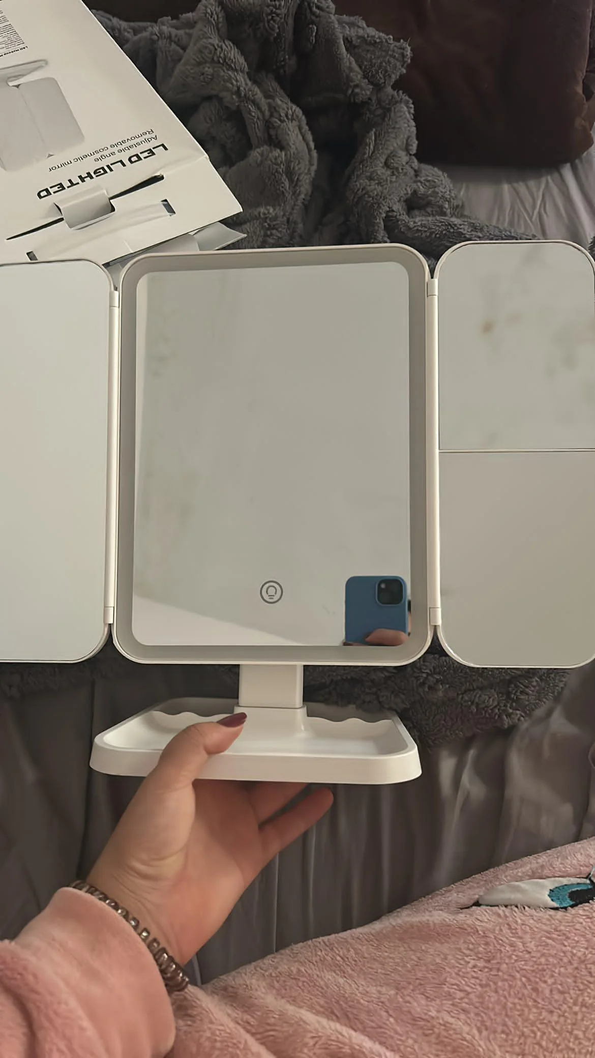 مرآة مكياج LED ثلاثية الطي تمنحك رؤية واضحة من كل الزوايا