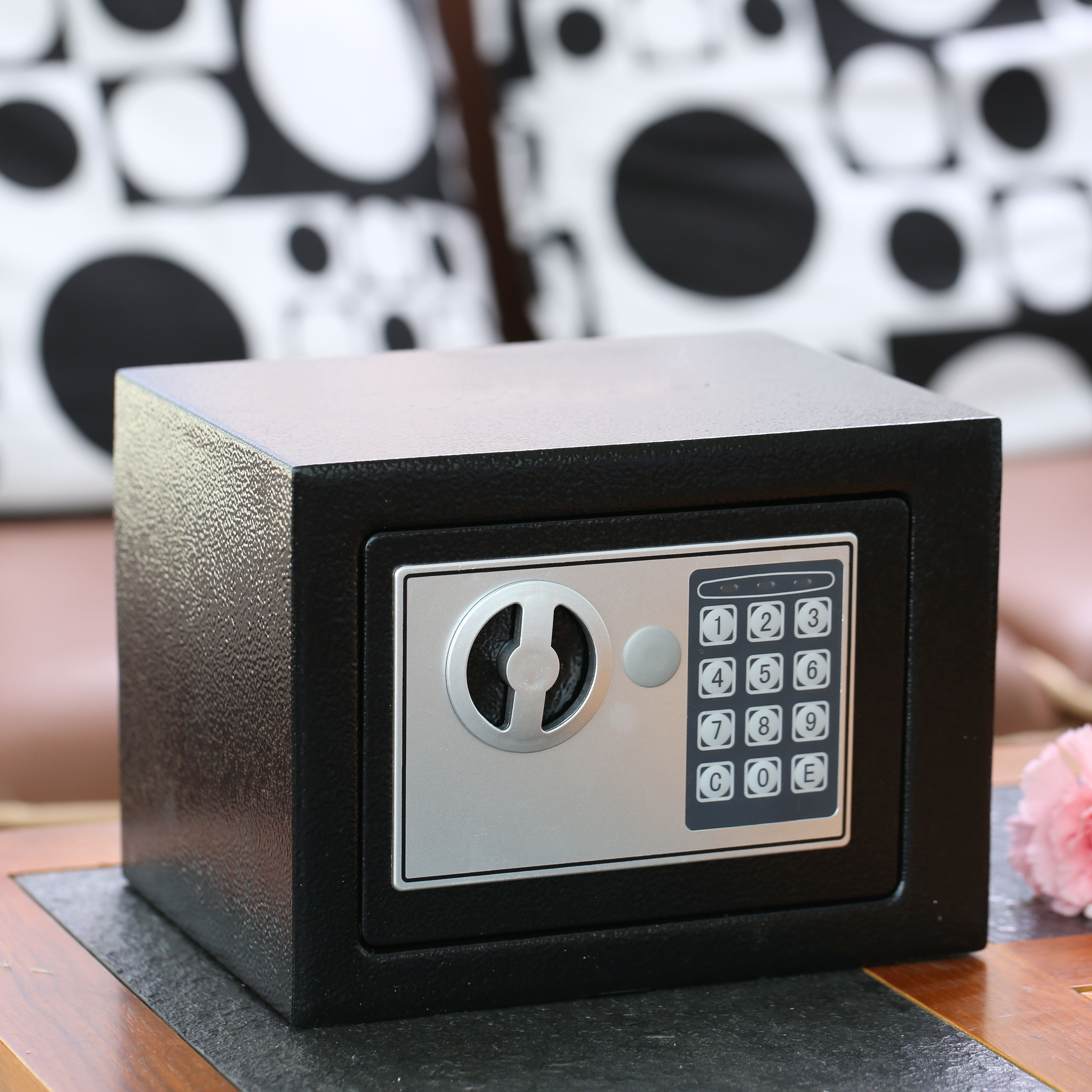 خزانة أمان إلكترونية بكلمة سر تحافظ على نقودك ومجوهراتك